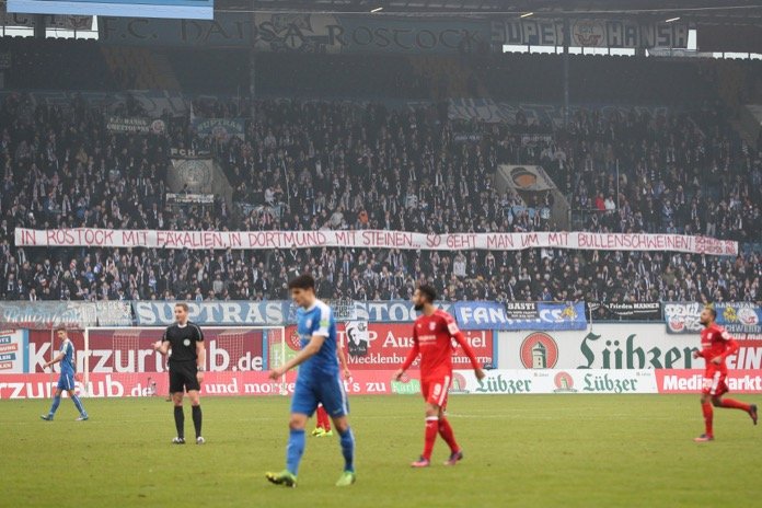 Das Spruchband der Rostock Anhänger beim Spiel gegen den HFC (FOTOSTAND)