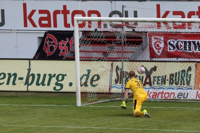 1. Spieltag 15/16: Energie Cottbus - Hallescher FC - Bild 10