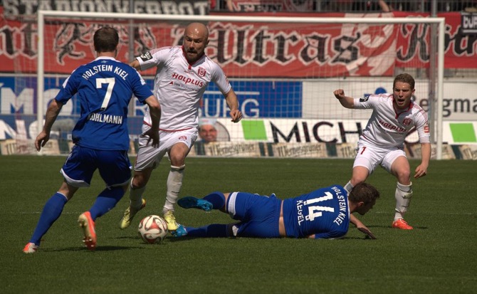 33. Spieltag: Hallescher FC - Holstein Kiel - Bild 4