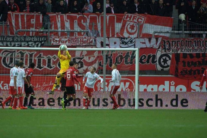 15. Spieltag 16/17: Hallescher FC - 1. FSV Mainz 05 II  - Bild 7