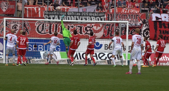 35. Spieltag: Hallescher FC - Jahn Regensburg - Bild 12