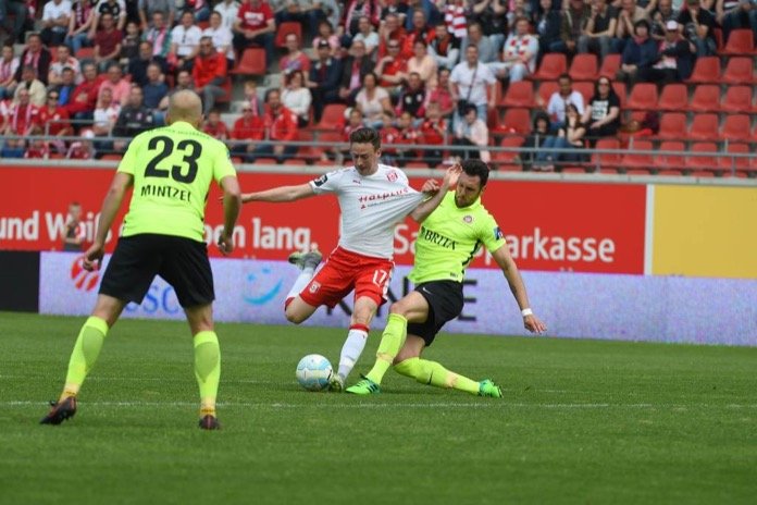37. Spieltag 16/17: Hallescher FC - SV Wehen Wiesbaden - Bild 5