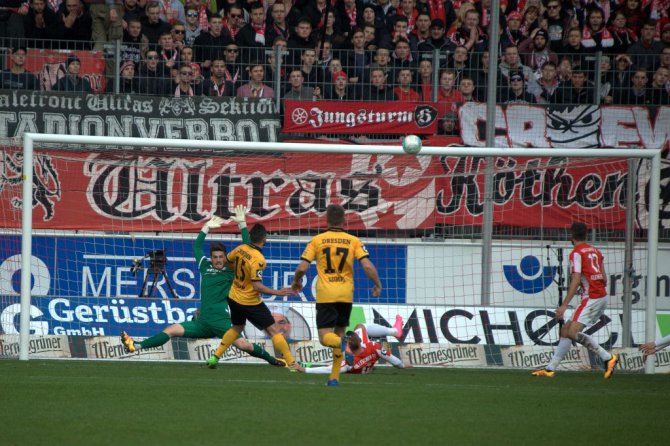 24. Spieltag 15/16: Hallescher FC - Dynamo Dresden - Bild 10
