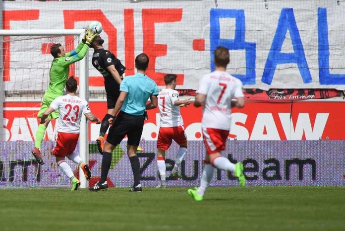 35. Spieltag 16/17: Hallescher FC - 1. FC Magdeburg - Bild 2