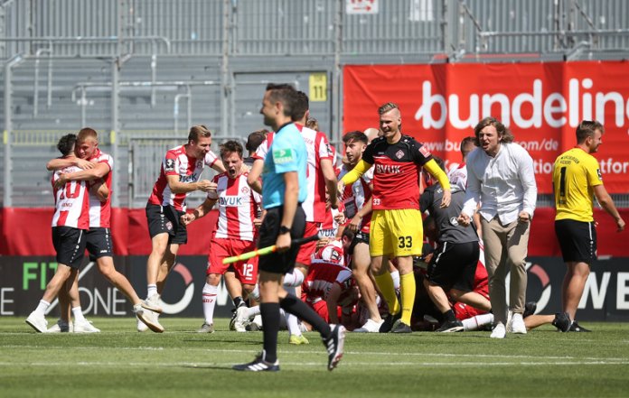 38. Spieltag 19/20: Würzburger Kickers - Hallescher FC - Bild 14