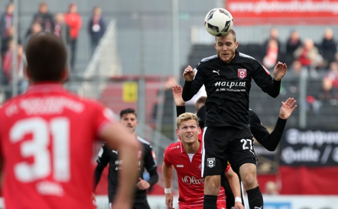 15. Spieltag 17/18: Würzburger Kickers - Hallescher FC - Bild 1