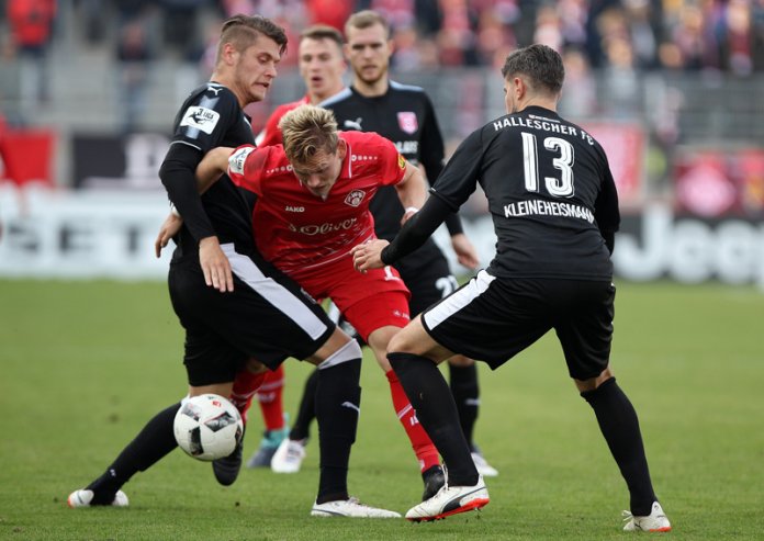 15. Spieltag 17/18: Würzburger Kickers - Hallescher FC - Bild 6