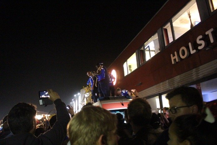 Holstein Kiel: Bilder von der Aufstiegsfeier am Stadion - Bild 1