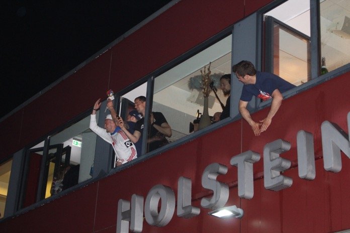 Holstein Kiel: Bilder von der Aufstiegsfeier am Stadion - Bild 10