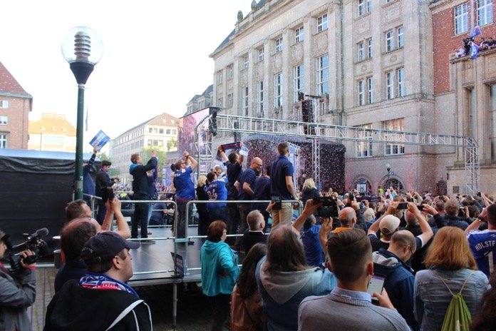 Störche feiern auf dem Rathausplatz - Bild 15