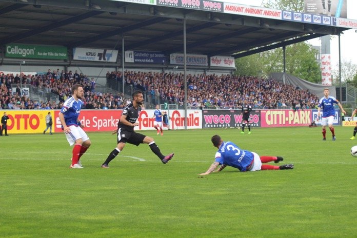 38. Spieltag 16/17: Holstein Kiel - Hallescher FC - Bild 11