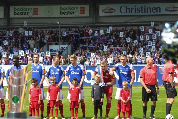 38. Spieltag 16/17: Holstein Kiel - Hallescher FC - Bild 5