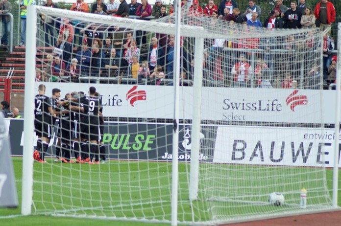 10. Spieltag 16/17: Fortuna Köln - Hallescher FC - Bild 8