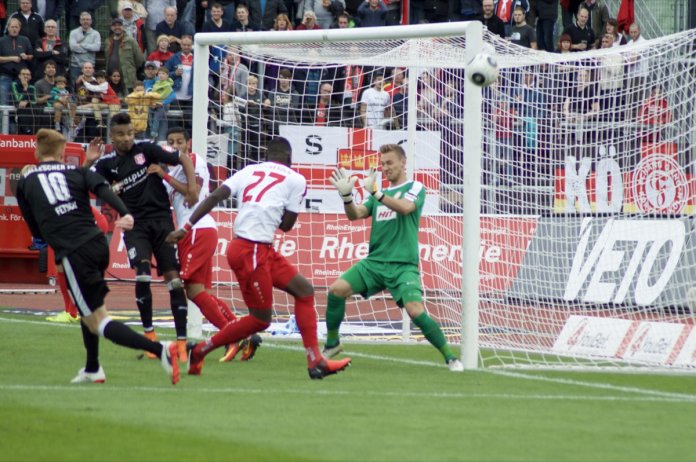 8. Spieltag 17/18: Fortuna Köln - Hallescher FC - Bild 15