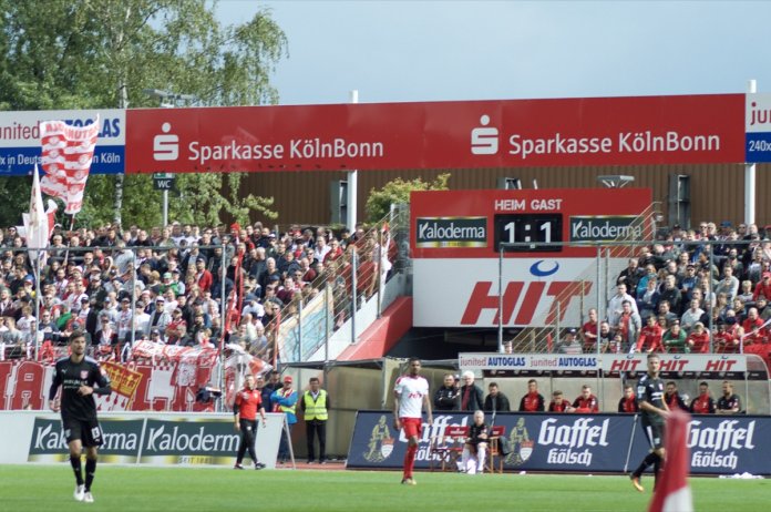 8. Spieltag 17/18: Fortuna Köln - Hallescher FC - Bild 16