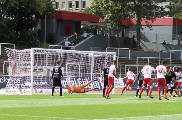 8. Spieltag 17/18: Fortuna Köln - Hallescher FC - Bild 8