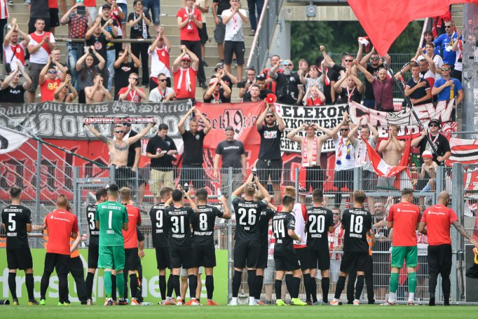 6. Spieltag 19/20: SpVgg Unterhaching - Hallescher FC - Bild 16