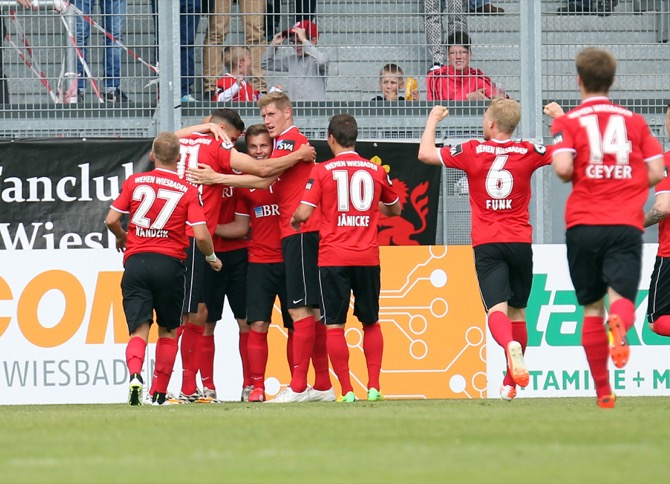36. Spieltag: SV Wehen Wiesbaden - Arminia Bielefeld - Bild 9