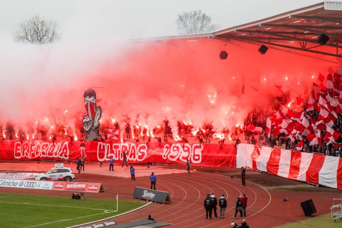 Erfurt Ultras mit Pyroshow gegen Chemnitz