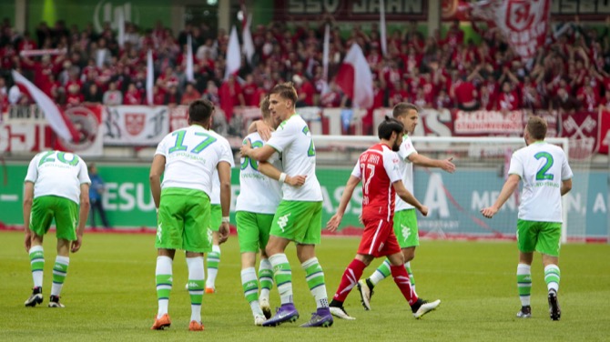Wolfsburg mit knappem Vorsprung nach Regensburg