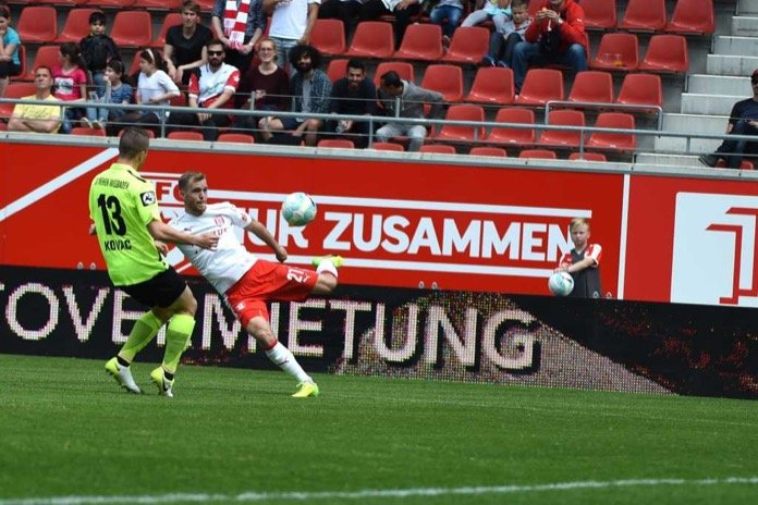 37. Spieltag 16/17: Hallescher FC - SV Wehen Wiesbaden - Bild 10