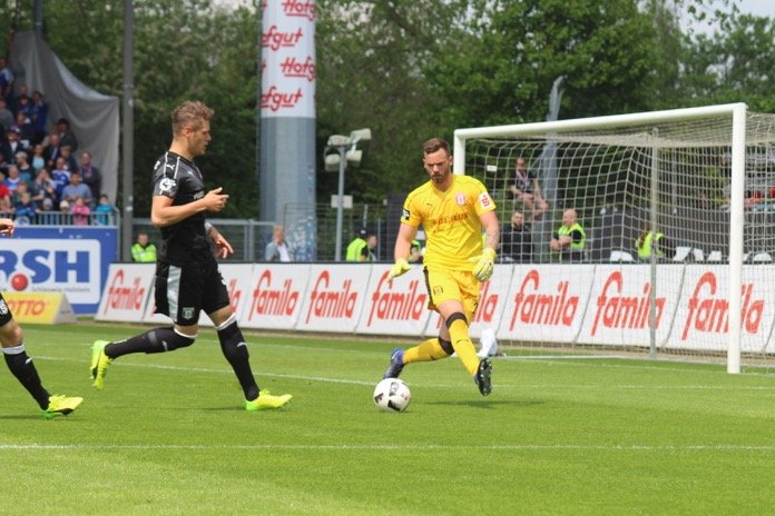 38. Spieltag 16/17: Holstein Kiel - Hallescher FC - Bild 8