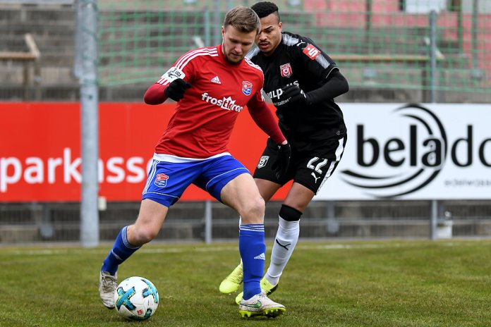 24. Spieltag 17/18: SpVgg Unterhaching - Hallescher FC - Bild 1